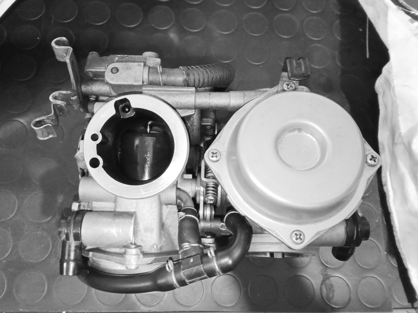 ntv650-revere-carburetor-front-top.jpg