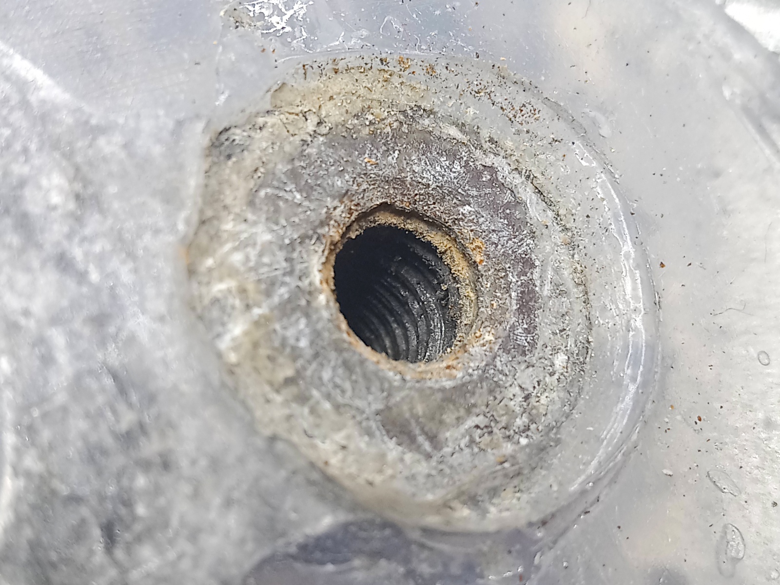 Detail of the threaded hole freed from the broken bolt