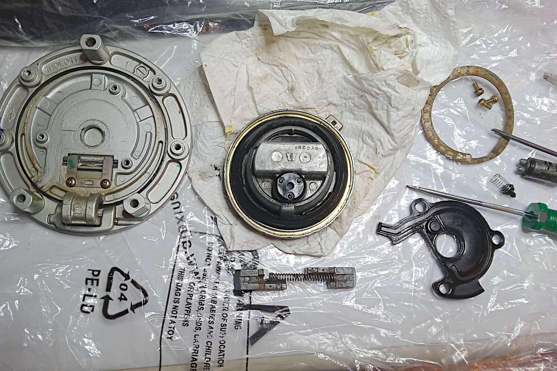 Fuel cap disassembled