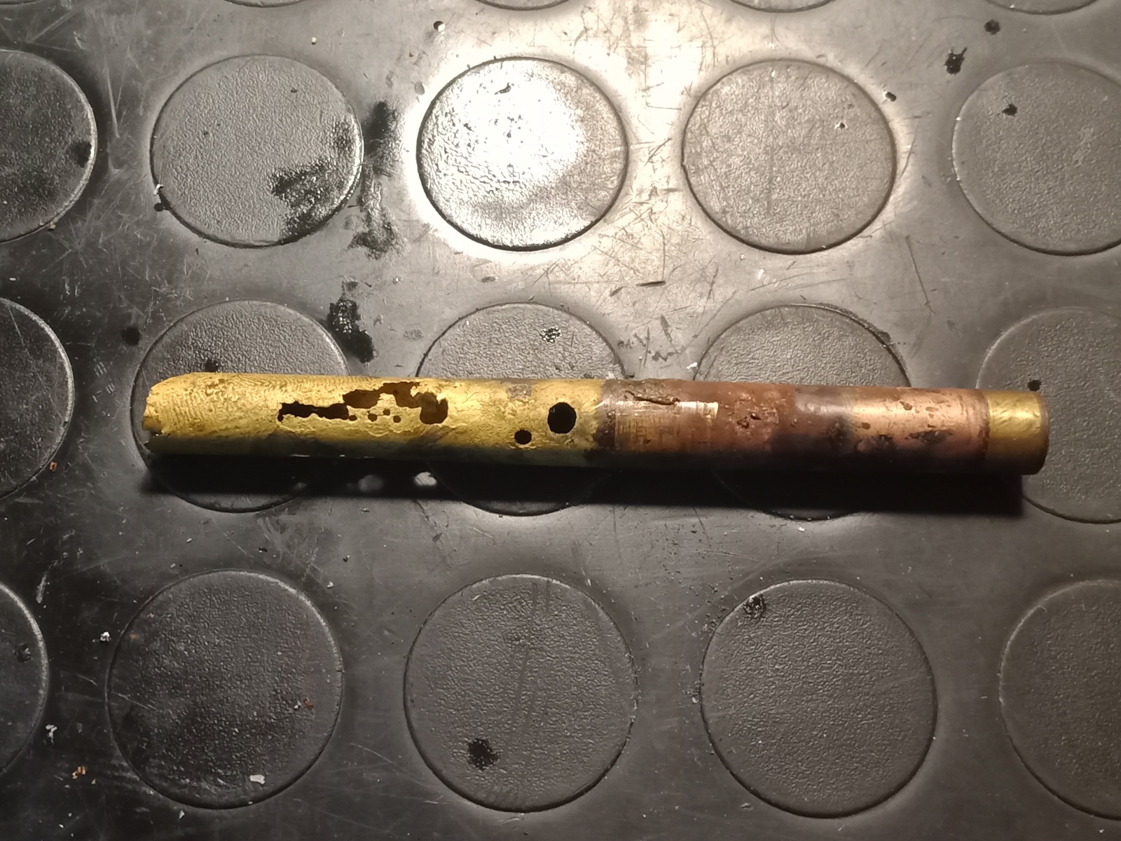 The brass tube of the reserve completely corroded